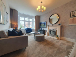 Luxury 4 - Stylish Haven Modern 4-Bedroom Retreat in South Luton with Convenient Parking and Easy Access to Town Center